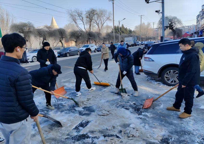 自愿活动 —— 情暖冬日 扫雪护行